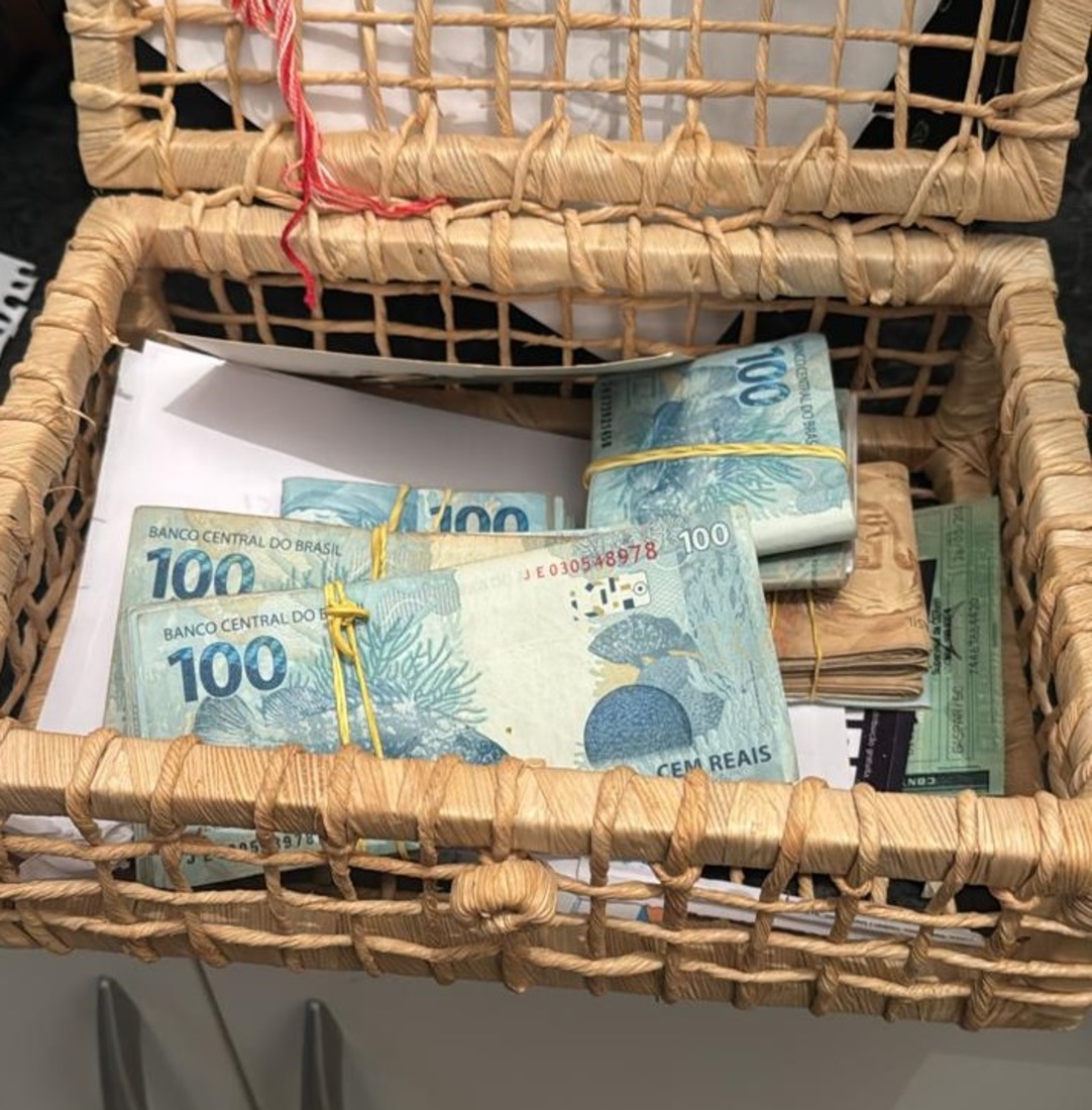 Dinheiro localizado no endere&ccedil;o de um dos suspeitos