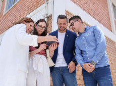 Deputado Lucas e secret&aacute;ria Carmem garantiram a doa&ccedil;&atilde;o