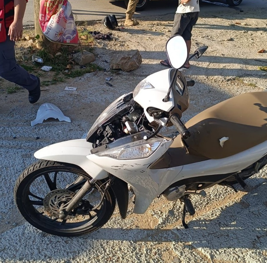 Condutor da moto foi encaminhado ao hospital com um corte profundo na cabe&ccedil;a