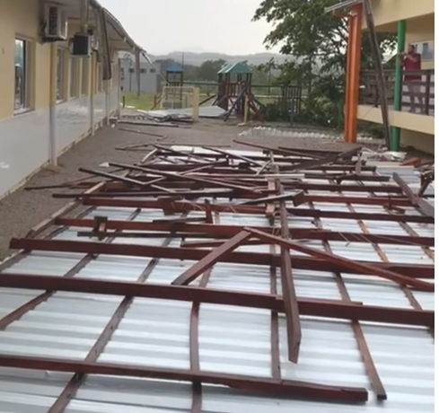 Vendaval, classificado como microexplos&atilde;o atingiu a escola do bairro Figueira