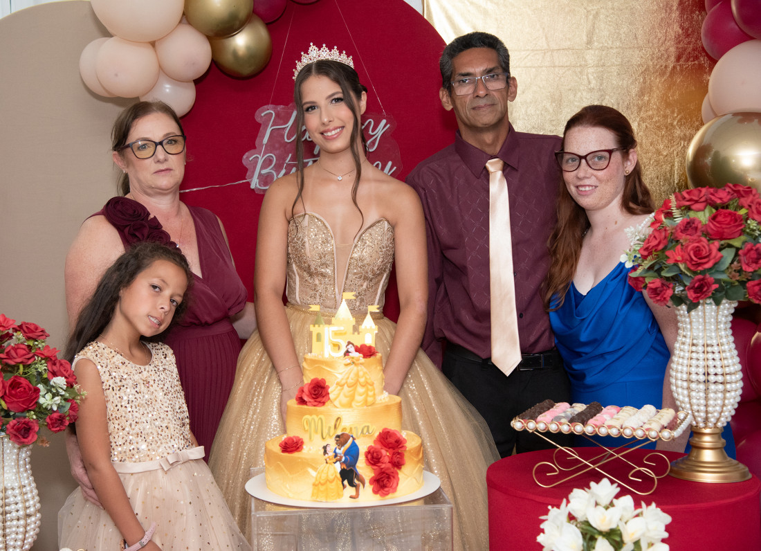 Milena com os pais Valdair e Siete, e as irm&atilde;s Vit&oacute;ria e Amanda