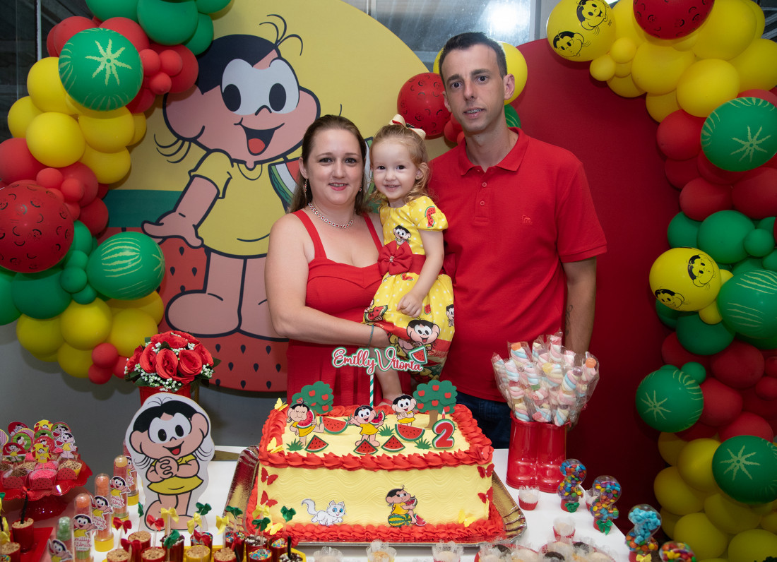 A pequena Emilly Vit&oacute;ria com os seus pais Elaine e Juliano
