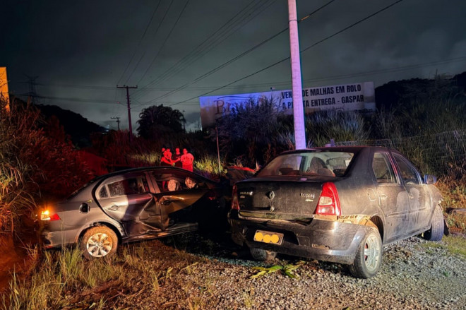 Os dois ve&iacute;culos ainda despencaram de uma altura aproximada de 5 metros