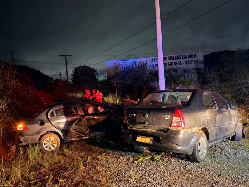 Os dois ve&iacute;culos ainda despencaram de uma altura aproximada de 5 metros