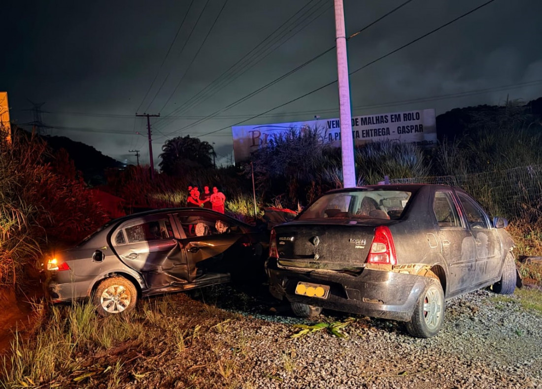 Os dois veículos ainda despencaram de uma altura aproximada de 5 metros