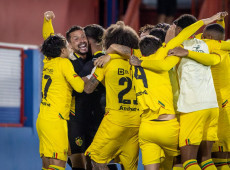 Jogadores comemoram a classifica&ccedil;&atilde;o ap&oacute;s o goleiro Nogueira defender o p&ecirc;nalti que colocou o Brusque na semifinal. 