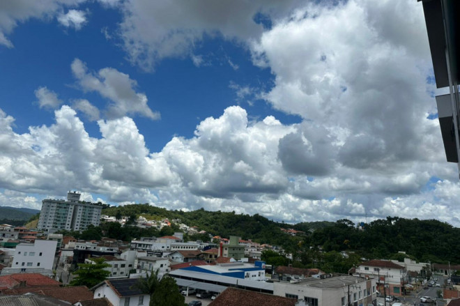 Calor e temporais de ver&atilde;o