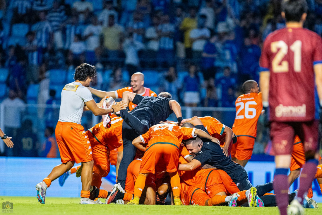Jogadores do Cambori&uacute; comemoram muito na Ressacada. 