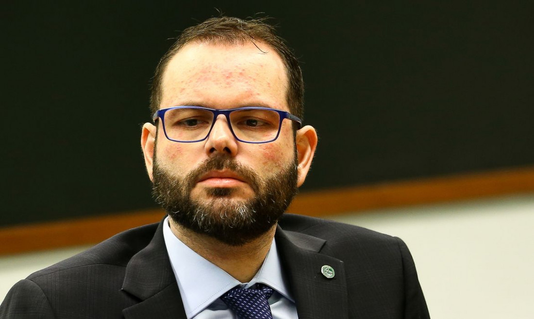 Em 2024, no in&iacute;cio do julgamento, a defesa do senador disse que n&atilde;o ficou provada a pr&aacute;tica de abuso de poder econ&ocirc;mico e de participa&ccedil;&atilde;o expressiva de Hang na campanha. 