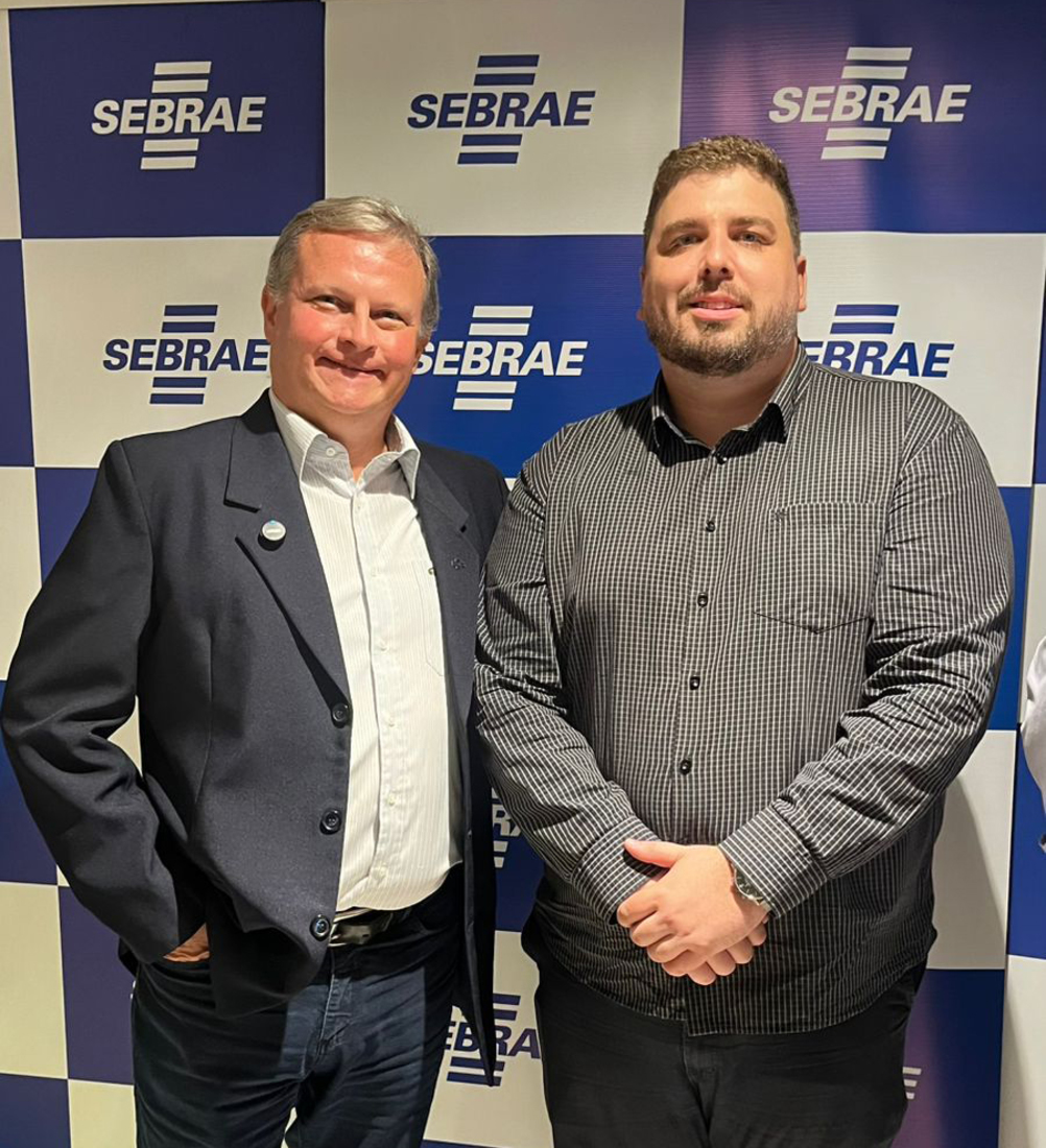 O Presidente da AMPE Gaspar e Ilhota, Kau&ecirc; Benkendorff (&agrave; direita), com o  novo gerente da Regional Foz do Sebrae/SC, Alo&iacute;sio Salomon.