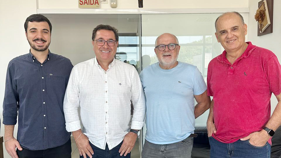 Davi e Beto Deschamps (Jornal Metas), M&aacute;rio Pera e o jornalista Alexandre Melo (Jornal Metas).