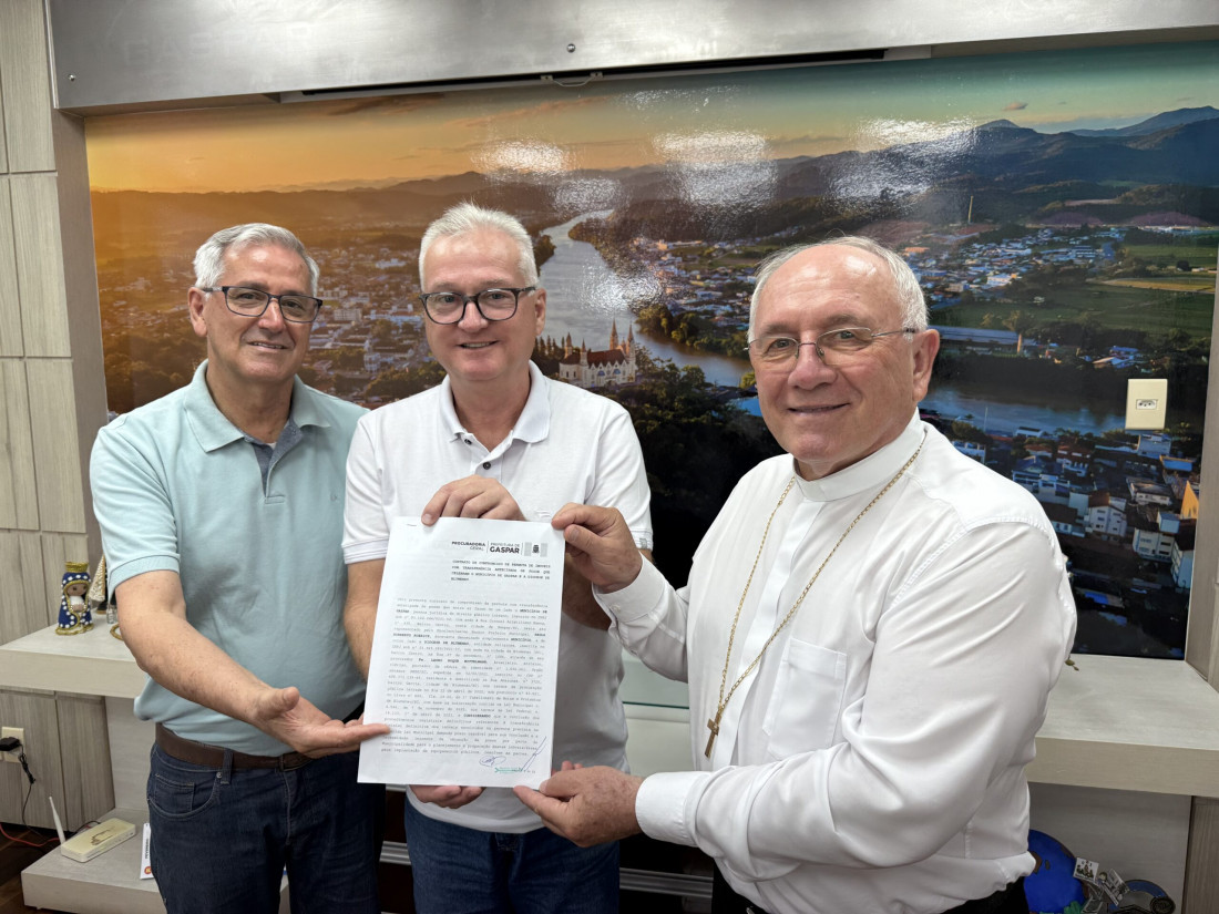 O p&aacute;roco da Matriz S&atilde;o Pedro Ap&oacute;stolo, Pedro Silva, o prefeito, Paulo Koerich, e o bispo da Diocese de Blumenau, Dom Rafael Biernarski
