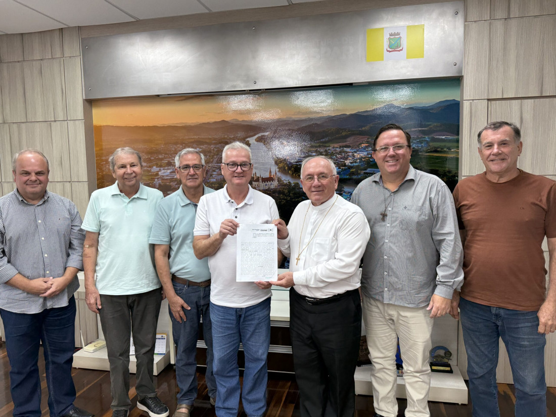 Integrantes das comunidades cat&oacute;licas, com o prefeito Koerich, o bispo Dom Rafael Biernaski e o chefe de gabinete, Pedro Bornhausen
