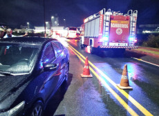 Bombeiros militares atenderam a ocorr&ecirc;ncia com dois feridos