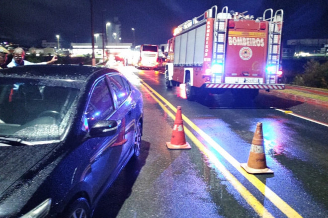 Bombeiros militares atenderam a ocorr&ecirc;ncia com dois feridos