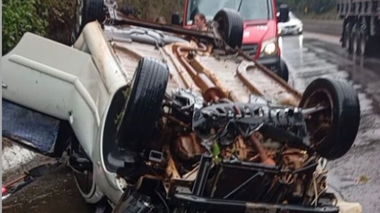 Ve&iacute;culo capotou na rodovia BR-153