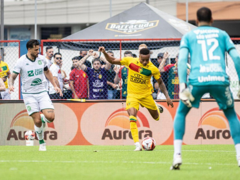 Brusque venceu a Chapecoense em casa no primeiro jogo da semifinal.