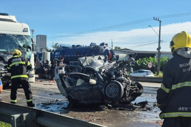 Equipes de resgate trabalham no local do acidente. Rodovia segue interditada