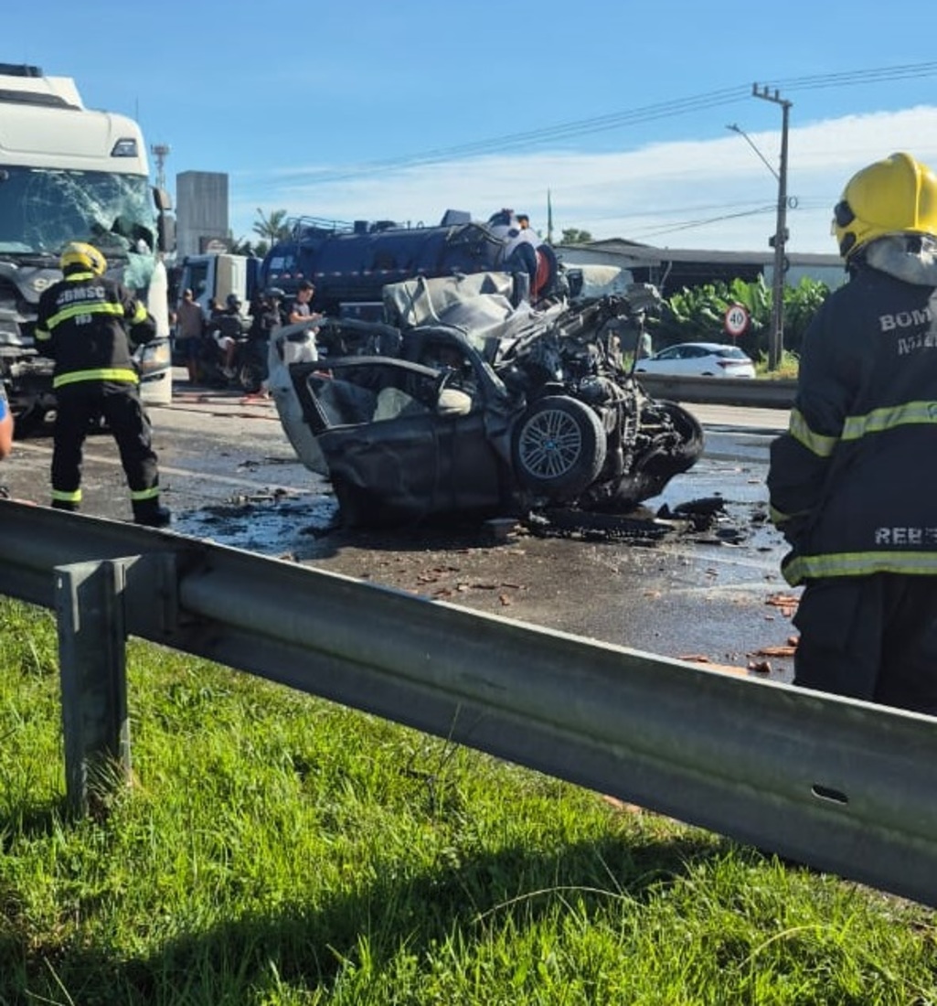 As tr&ecirc;s v&iacute;timas estavam no FIat/Kronos, que pegou fogo ap&oacute;s ser atingido pelo caminh&atilde;o