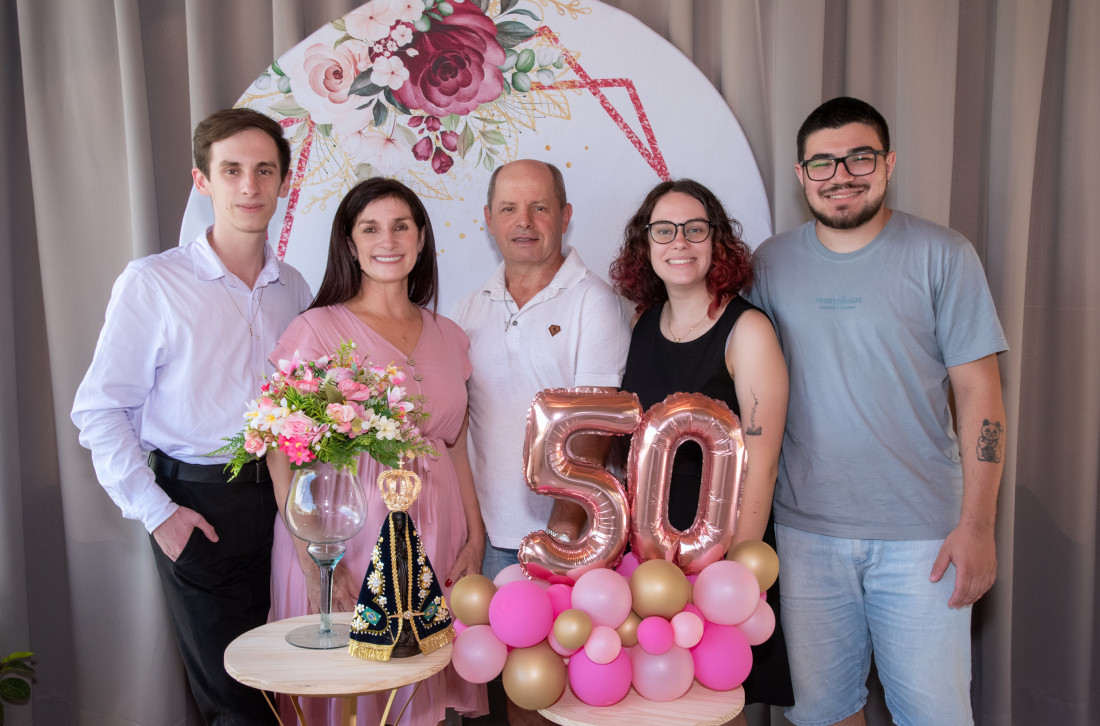 Fam&iacute;lia reunida para celebrar os 50 anos de Jeane