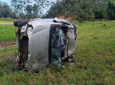 Depois da sa&iacute;da de pista, o ve&iacute;culo despencou em um barranco