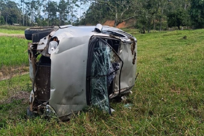 Depois da sa&iacute;da de pista, o ve&iacute;culo despencou em um barranco