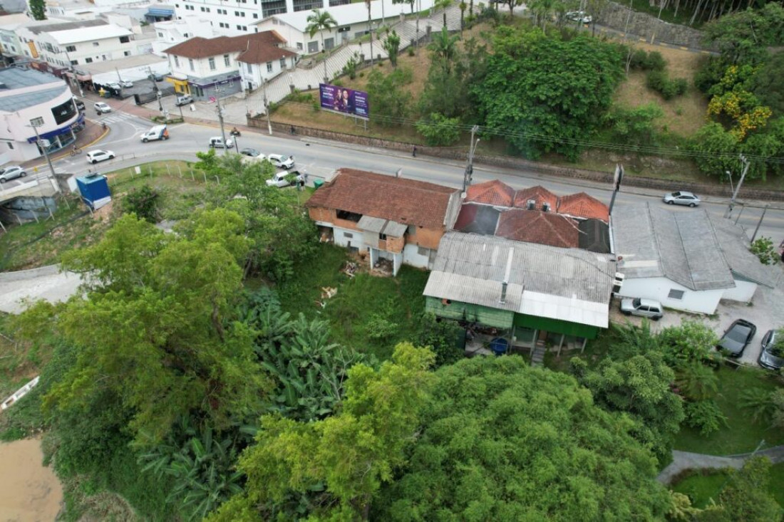 Retirada da estrutura é primeira etapa antes da demolição completa do prédio