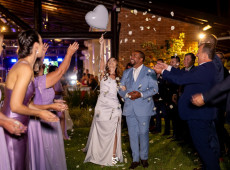 Convidados sa&uacute;dam os rec&eacute;m casados