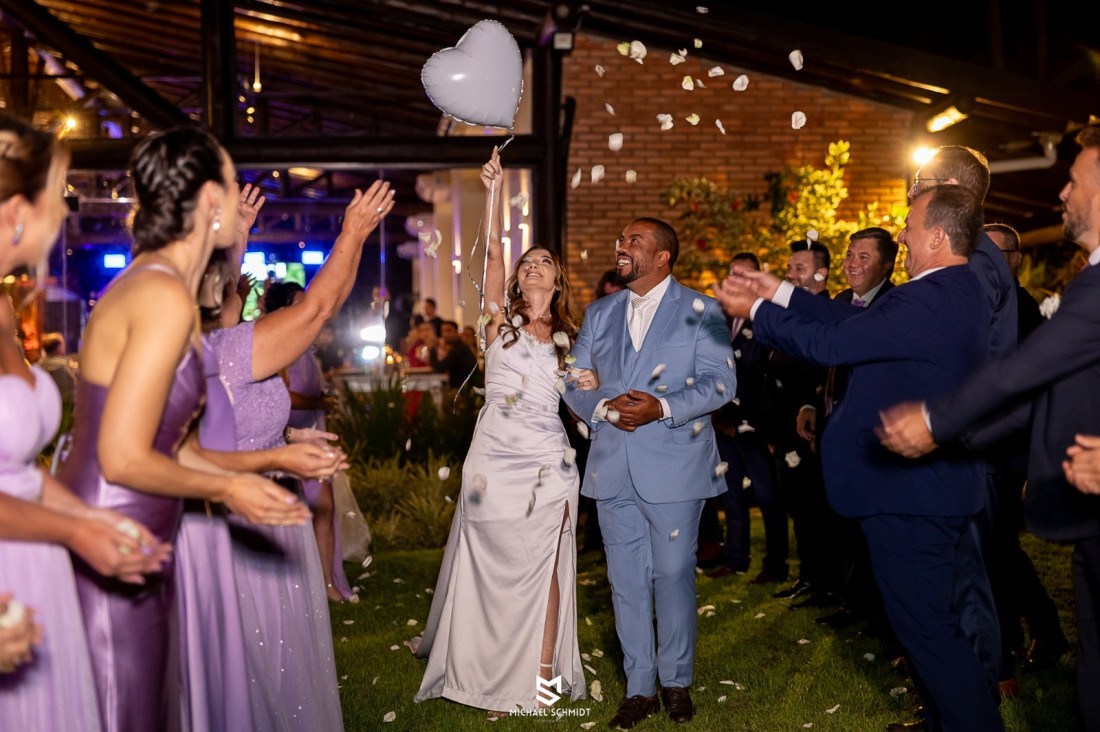 Convidados saúdam os recém casados