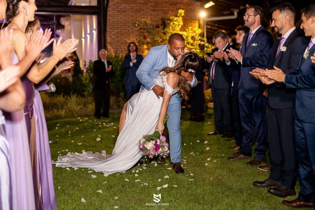 Momento de carinho e troca entre os noivos