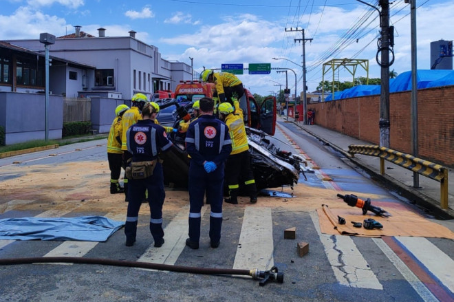 Bombeiros realizam o resgate do corpo que ficou preso &agrave;s ferragens do ve&iacute;culo