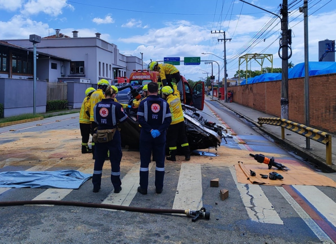 Bombeiros realizam o resgate do corpo que ficou preso às ferragens do veículo