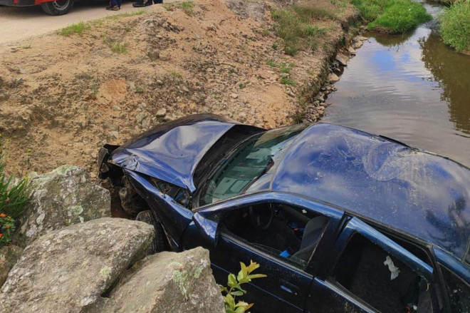 Ve&iacute;culo tombou em um riacho na margem da estrada