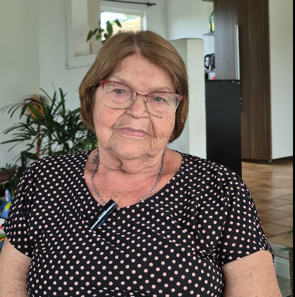 A av&oacute;, Tereza dos Santos, doou as galinhas