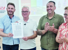 O prefeito Paulo Koerich e Fernando Tomazelli (Cimvi) assinaram o conv&ecirc;nio que ir&aacute; mudar a forma de Gaspar de tratar os res&iacute;duos s&oacute;lidos