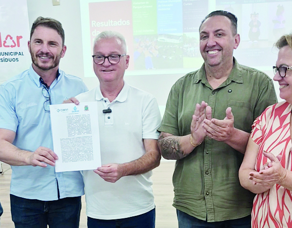 O prefeito Paulo Koerich e Fernando Tomazelli (Cimvi) assinaram o conv&ecirc;nio que ir&aacute; mudar a forma de Gaspar de tratar os res&iacute;duos s&oacute;lidos