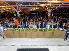 A mesa de autoridades reuniu prefeitos , a vice-governadora, deputados, vereadores e l&iacute;deres empresariais