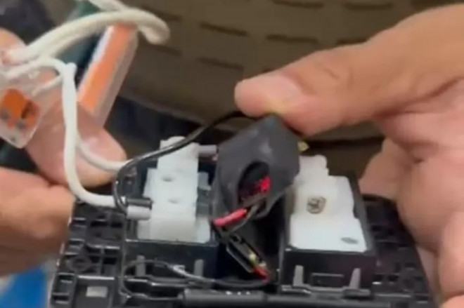 A c&acirc;mara estava acoplada a uma tomada de energia