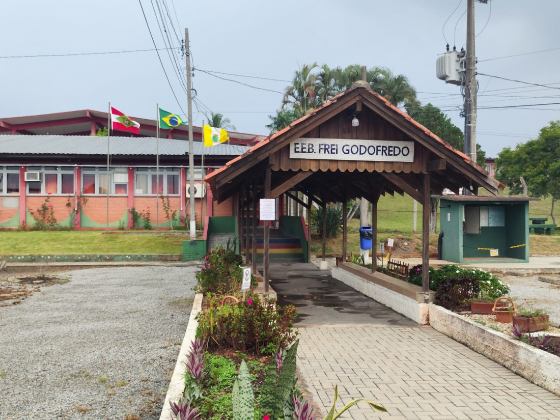 A escola, localizada no Bairro Sete de Setembro, atende hoje a 1,2 mil alunos do ensino fundamental ao médio