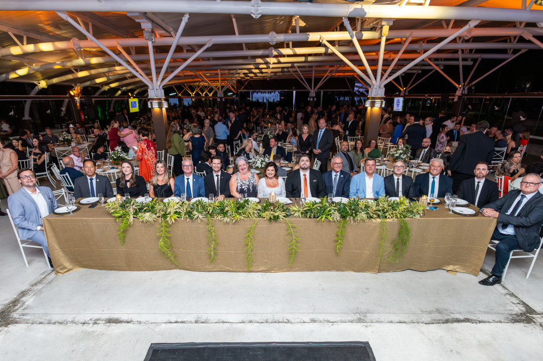A mesa de autoridades reuniu prefeitos , a vice-governadora, deputados, vereadores e líderes empresariais