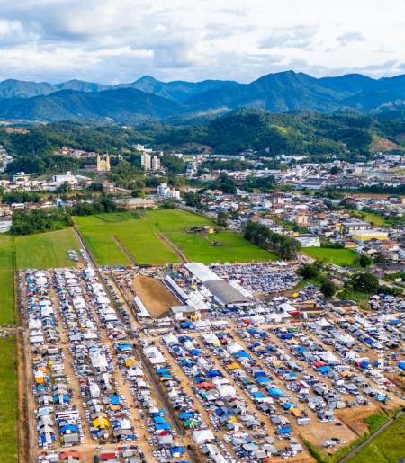 Um enorme estrutura &eacute; montada na Arena Multiuso