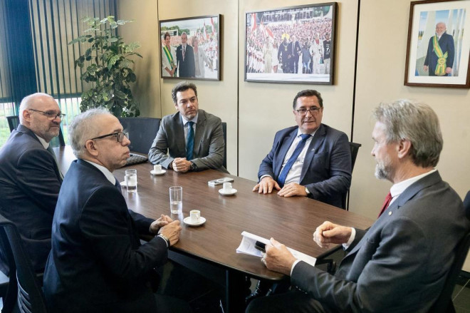 Presidente da ABRALEGAL, Wlamir Freitas; H&eacute;lio, Dr. Bruno, o presidente da ADJORI SC e Brasil Jos&eacute; Roberto Deschamps com o Deputado Federal Pedro Uczai, presidente da Frente Parlamentar de Fortalecimento e Defesa da M&iacute;dia Regional do Brasil