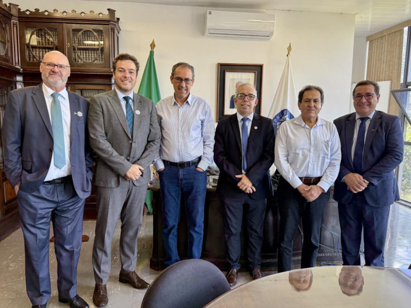 Comitiva das entidades com o Diretor-geral, Afonso Oliveira de Almeida e o Diretor-geral Adjunto, Alair Jos&eacute; Martins Vargas reunidos na Imprensa Nacional