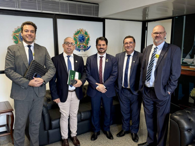 Os dirigentes das Entidades Nacionais, Abralegal e Adjori Brasil, com o Senador Marcos Ribeiro do Val, ao centro da foto