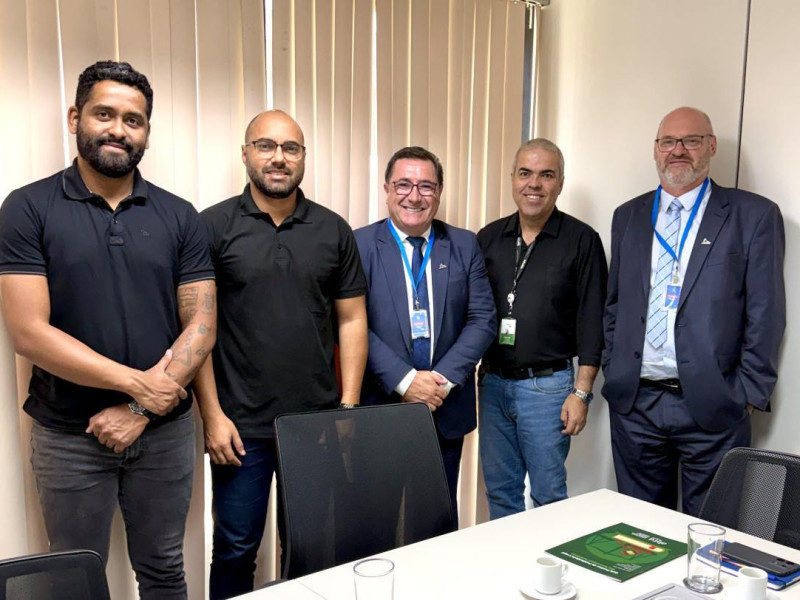 No N&uacute;cleo de M&iacute;dias da SECOM/Presid&ecirc;ncia da Rep&uacute;blica, com os t&eacute;cnicos Pedro e Bruno e o diretor do N&uacute;cleo de M&iacute;dias da SECOM/PR, Adriano Souza