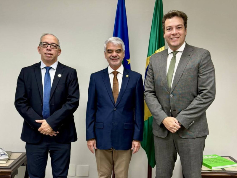 Com o Senador Humberto Costa (ao centro), ladeado por  Wlamir Freitas e Dr. Bruno