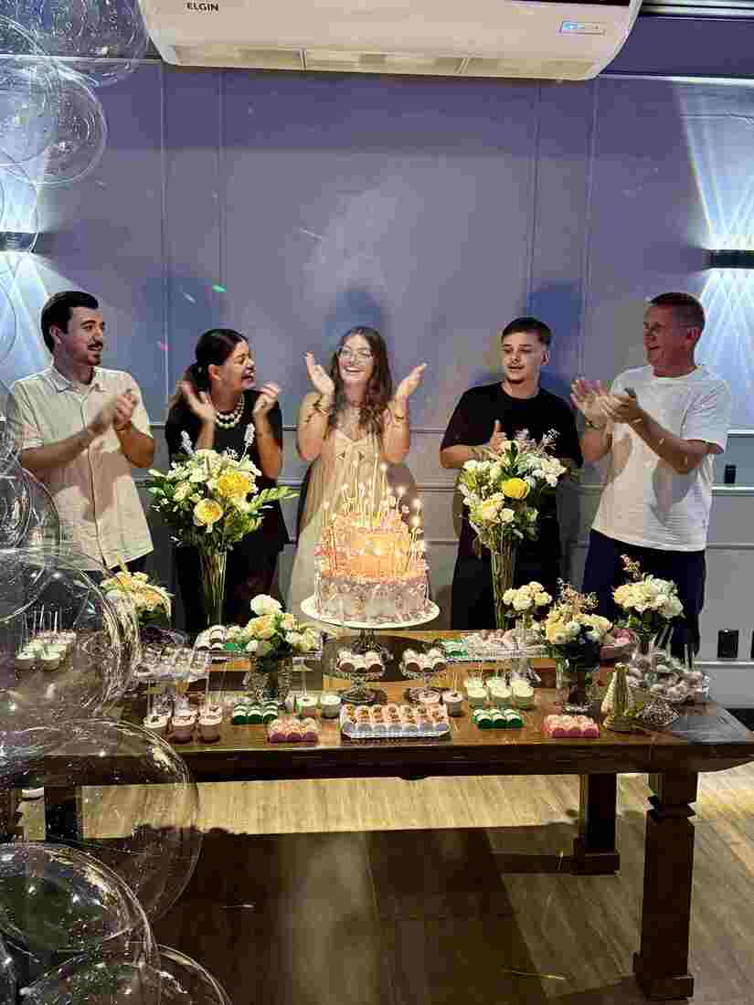 Charlotte Louise de Melo Schwanz cercada por familiares e amigos