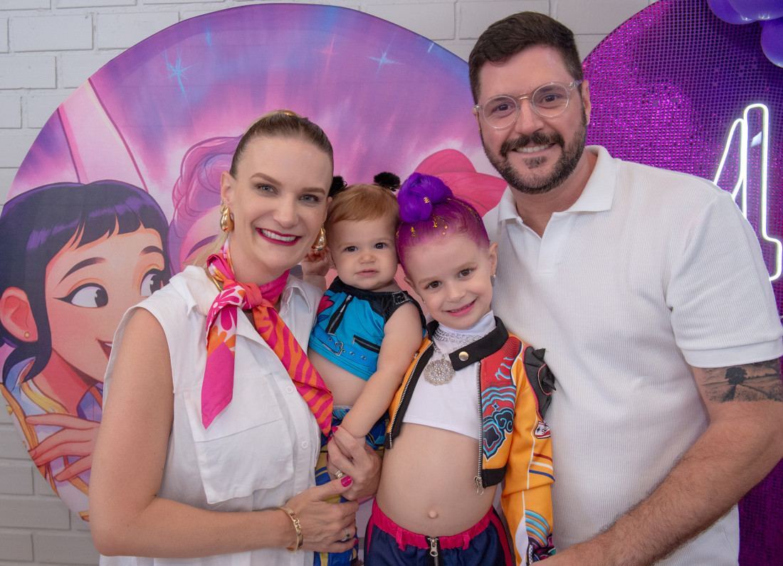 Catarina com os pais Larissa e Rodolfo e a irm&atilde; Am&aacute;lia