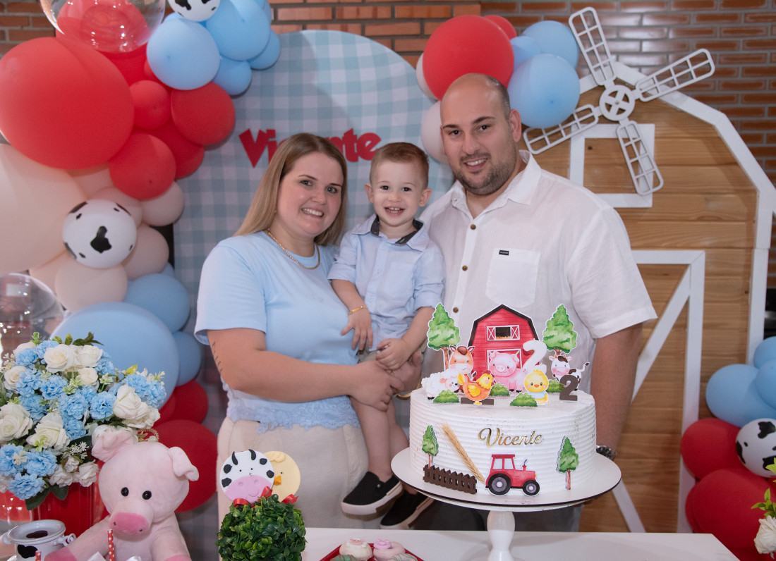 Vicente de Moura, o aniversariante, na foto com os pais Maria Augusta e Douglas