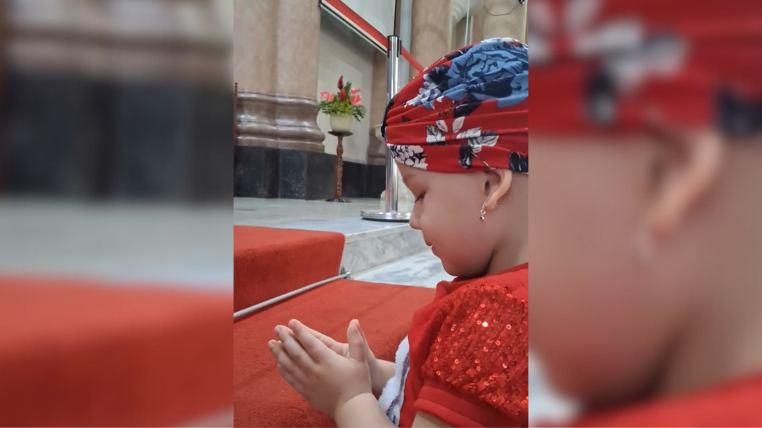 A menina faz tratamento contra o câncer